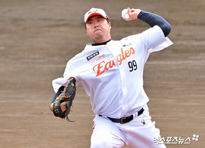 한화 투수 류현진은 30일 대전한화생명볼파크에서 열린 '2025 신한 SOL Bank KBO 리그' LG와 정규시즌 다섯 번째 맞대결에서 선발 등판했다. 7이닝 2실점 하이 퀄리티스타트로 호투하며 팀 승리를 견인했다. 동시에 시즌 3승을 챙겼다. 엑스포츠뉴스 DB