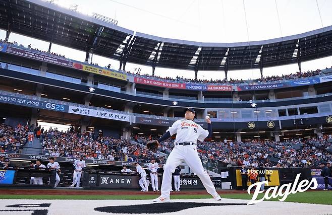 한화 투수 류현진은 30일 대전한화생명볼파크에서 열린 '2025 신한 SOL Bank KBO 리그' LG와 정규시즌 다섯 번째 맞대결에서 선발 등판했다. 7이닝 2실점 하이 퀄리티스타트로 호투하며 팀 승리를 견인했다. 동시에 시즌 3승을 챙겼다. 한화 이글스