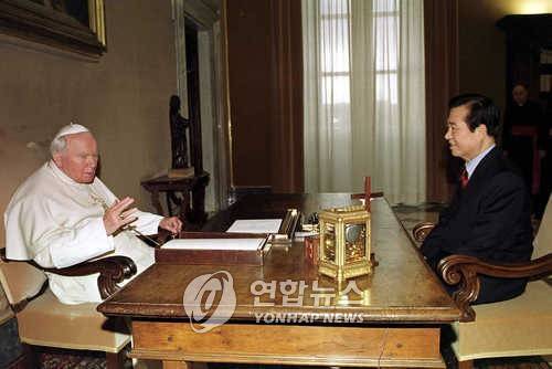 김대중 대통령과 면담 중인 교황 요한 바오로 2세  [연합뉴스 자료사진]