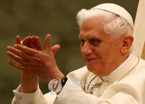 베네딕토 16세 일반 알현 (EPA=연합뉴스) 21일 교황 베네딕토 16세가 바티칸의 바오로 6세 홀에서 열린 일반알현에 참석한 신자들을 향해 박수를 치고 있다. 2007.2.21