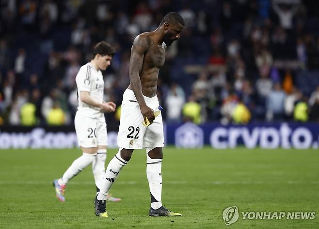 고개 숙인 레알 마드리드의 수비수 안토니오 뤼디거 [로이터=연합뉴스]