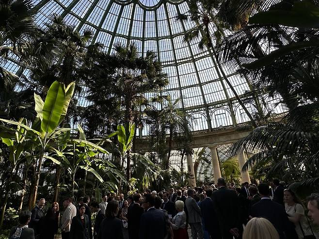 언론인 위한 '특별연회' 개최한 벨기에 국왕 (브뤼셀=연합뉴스) 정빛나 특파원 = 벨기에 필립 국왕 주최로 29일(현지시간) 벨기에 브뤼셀 라켄궁 내 온실정원에서 열린 언론인 대상 리셉션 현장. 2025.4.29 shine@yna.co.kr