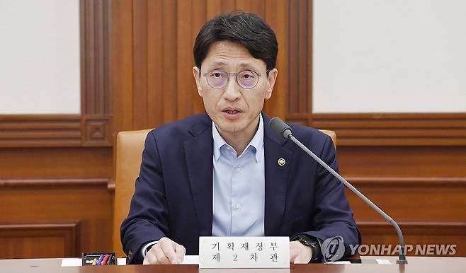 제11차 재정집행 점검회의 주재하는 김윤상 차관 (서울=연합뉴스) 김윤상 기획재정부 차관이 10일 서울 종로구 정부서울청사에서 열린 '제11차 재정집행 점검회의'를 주재하고 있다. 2025.4.10 [기획재정부 제공. 재판매 및 DB 금지] photo@yna.co.kr