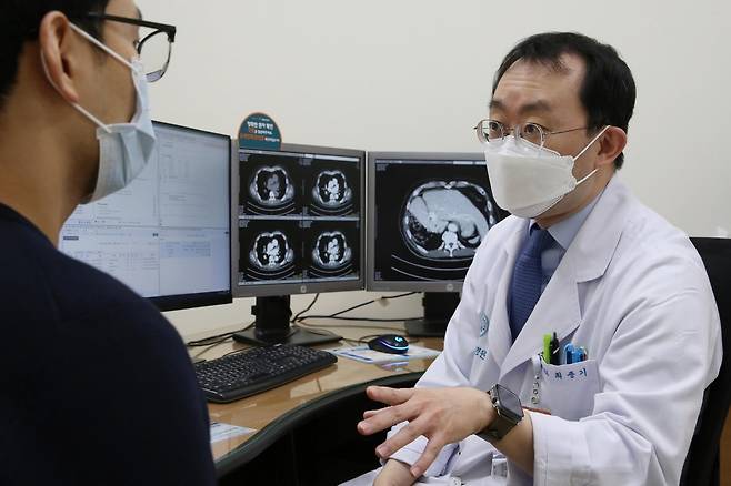 (서울=연합뉴스) 최종기 서울아산병원 소화기내과 교수가 만성 간질환 환자를 진료하고 있다 2025.04.30. [서울아산병원 제공. 재판매 및 DB 금지]