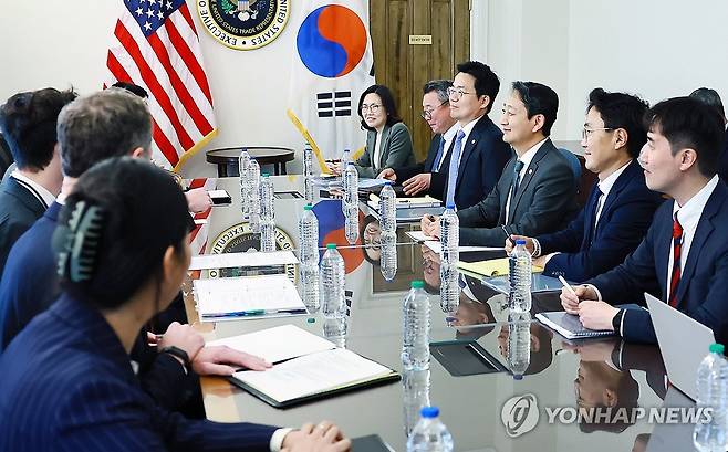 안덕근 장관과 미국 무역대표부 대표 면담 (서울=연합뉴스) 안덕근 산업통상자원부 장관이 24일(현지시간) 미국 워싱턴DC 무역대표부(USTR) 회의실에서 제이미슨 그리어 미국 무역대표부 대표와 면담하고 있다. 2025.4.25 [산업통상자원부 제공. 재판매 및 DB 금지] photo@yna.co.kr