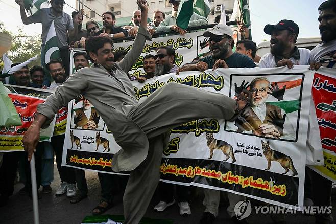 파키스탄 반인도 시위 (카라치 AFP=연합뉴스) 29일(현지시간) 파키스탄 카라치에서 열린 반인도 시위에서 한 시민이 나렌드라 모디 인도 총리의 사진을 발로 차고 있다. 2025.4.30 photo@yna.co.kr