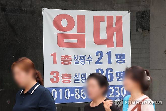 비어 있는 상가 (서울=연합뉴스) 신현우 기자 = 지난해 폐업 신고를 한 사업자가 역대 최대 폭으로 증가하면서 연간 100만명에 육박한 것으로 나타났다. 특히 '사업 부진'을 이유로 한 폐업이 큰 폭으로 늘었다. 15일 국세청 국세 통계에 따르면 지난해 사업을 접고 폐업 신고를 한 사업자(개인·법인)는 98만6천487명으로 집계됐다.
    사진은 이날 오후 서울 서대문구 이화여자대학교 인근 비어 있는 상가에 임대 현수막이 걸린 모습. 2024.7.15 nowwego@yna.co.kr