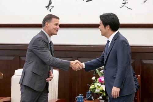 존 아퀼리노 전 前인태사령관(왼쪽)과 라이칭더 대만 총통 [대만 총통부 캡처. 재판매 및 DB 금지］