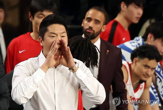 서울 SK 나이츠 전희철 감독 (창원=연합뉴스) 김동민 기자 = 1일 경남 창원체육관에서 열린 '2024-2025 KCC 프로농구' 창원 LG 세이커스와 서울 SK 나이츠 경기. SK 전희철 감독이 작전을 지시하고 있다. 2025.1.1 image@yna.co.kr