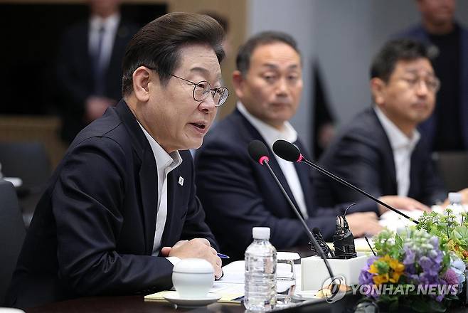 AI 메모리반도체 기업간담회, 인사말하는 이재명 후보 (서울=연합뉴스) 더불어민주당 이재명 대선 후보가 28일 경기도 이천시 SK하이닉스 이천캠퍼스에서 열린 AI 메모리반도체 기업간담회에서 인사말을 하고 있다. 2025.4.28 [국회사진기자단] ondol@yna.co.kr