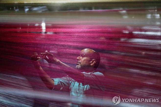 인도 섬유 공장 인도 잠무에 있는 한 섬유 공장에서 한 노동자가 생산품을 점검하고 있다.
[AP 연합뉴스 자료사진. 재판매 및 DB 금지]