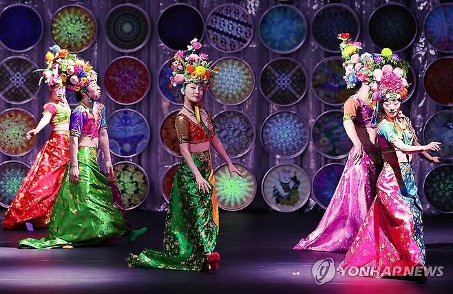 안은미컴퍼니, '동방미래특급' 세계 초연 (서울=연합뉴스) 이재희 기자 = 30일 서울 종로구 세종문화회관 M씨어터에서 열린 '동방미래특급' 공연 기자간담회에서 출연진이 공연 일부를 시연하고 있다. 이 공연은 5월 2일부터 4일까지 열린다. 2025.4.30 scape@yna.co.kr