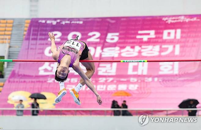 빗방울 뚫고 '점프' (구미=연합뉴스) 윤관식 기자 = 우상혁(28·용인시청)이 22일 경북 구미시민운동장에서 열린 2025 구미 아시아육상경기선수권대회 최종 선발전에서 2ｍ30 1차시기 점프에 성공하고 있다. 2025.4.22 psik@yna.co.kr