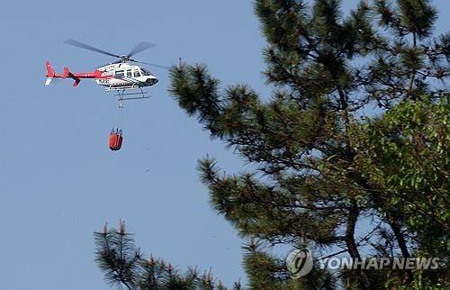 대구 산불 재발화 진화작업 (대구=연합뉴스) 김현태 기자 = 대구에서 발생한 대형 산불이 이틀 만에 진화됐다가 일부에서 재발화한 가운데 30일 대구 북구 산불 현장에서 소방헬기가 진화작업을 하고 있다. 2025.4.30 mtkht@yna.co.kr