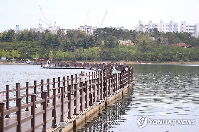 속초 영랑호 부교 운명은 (속초=연합뉴스) 류호준 기자 = 30일 오후 강원 속초시 장사동 영랑호 부교를 시민들이 건너고 있다.
    속초시의회는 이날 오전 열린 제343회 임시회 제2차 본회의에서 '영랑호 부교 철거 공법 및 사업비 산정 용역 예산'을 의결했다. 2025.4.30 ryu@yna.co.kr