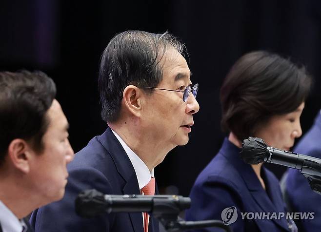 한덕수 권한대행, 중기 규제혁신 현장 소통 간담회 인사말 (서울=연합뉴스) 홍해인 기자 = 한덕수 대통령 권한대행 국무총리가 30일 서울 여의도 중소기업중앙회에서 열린 '중소기업 규제혁신 현장 소통 간담회'에서 인사말을 하고 있다. 2025.4.30 hihong@yna.co.kr