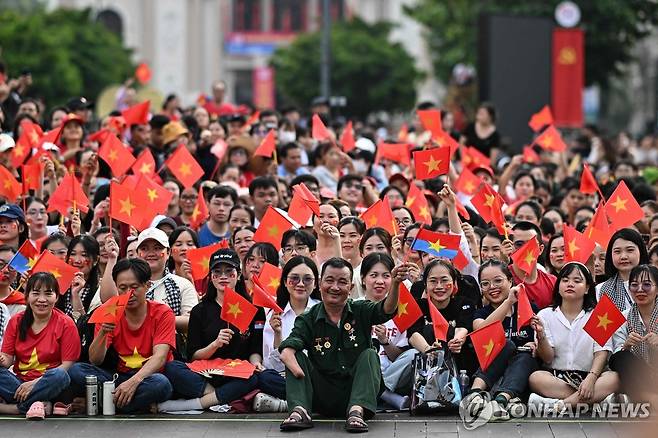 베트남전 종전·통일 50주년 퍼레이드 관람 시민 (호찌민 AFP=연합뉴스) 30일(현지시간) 베트남 호찌민에서 열린 베트남전 종전·통일 50주년 기념 퍼레이드를 보러 길거리를 메운 시민들. 2025.04.30