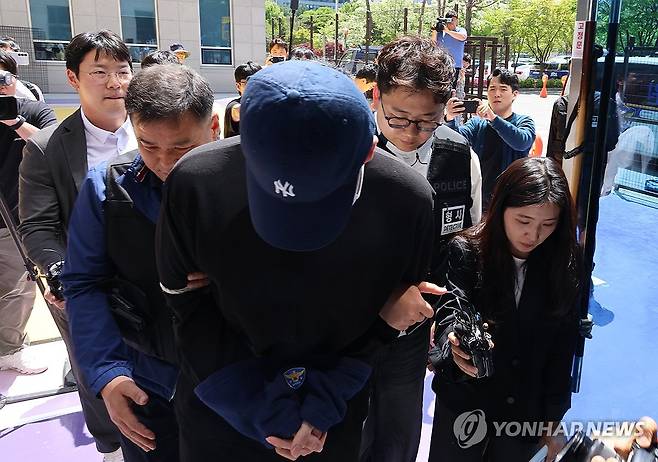 청주 흉기난동 고교생 영장심사 (청주=연합뉴스) 이성민 기자 = 청주의 한 고등학교 내외부에서 흉기 난동을 벌여 교사와 주민 등 6명을 다치게 한 A(17)군이 30일 오후 영장실질심사에 출석하기 위해 청주지법에 들어가고 있다. 2025.4.30 chase_arete@yna.co.kr