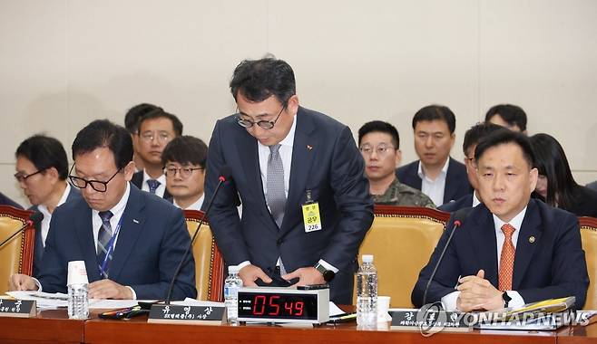 사과하는 유영상 SKT 대표이사 (서울=연합뉴스) 김주성 기자 = 유영상 SK텔레콤 대표이사가 30일 국회 과학기술정보방송통신위원회의에서 열린 방송통신 분야 청문회에서 유심 해킹 사태에 대해 사과하고 있다. 2025.4.30 utzza@yna.co.kr