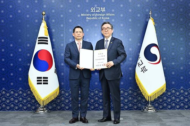 하태욱 주알마티 총영사와 조태열 외교부 장관 [외교부 제공]