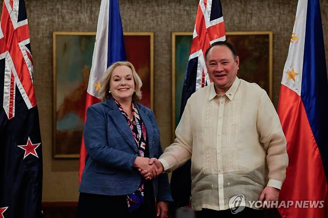 '중국 견제' 필리핀·뉴질랜드, 상호파병 허용 협정 맺어 (마닐라 EPA=연합뉴스) 30일(현지시간) 필리핀 마닐라에서 길버트 테오도로 필리핀 국방부 장관(오른쪽)과 주디스 콜린스 뉴질랜드 국방부 장관이 방문군 지위협정(Status of Visiting Forces Agreement)을 체결하고 악수하고 있다. 2025.04.30