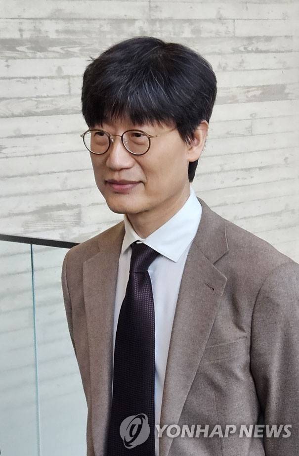 네이버 사내이사 복귀한 이해진 (서울=연합뉴스) 김현수 기자 = 사내이사로 복귀한 이해진 네이버 창업자가 26일 경기 성남 네이버 그린팩토리에서 취재진과 인터뷰를 하고 있다. 2025.3.26 hyunsu@yna.co.kr