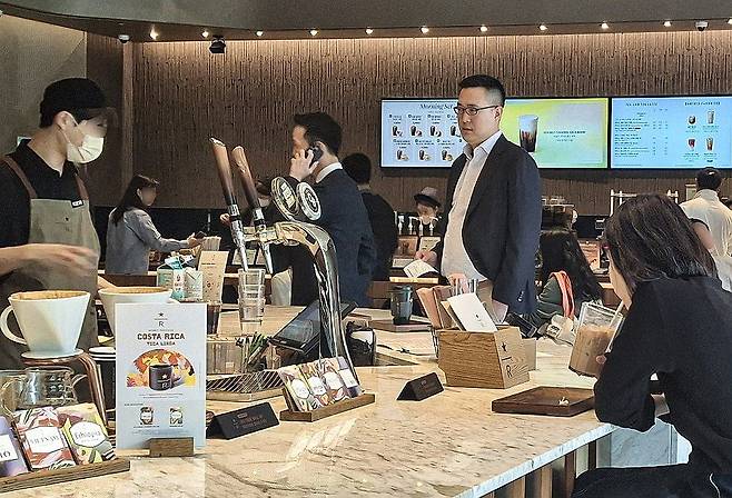 트럼프 주니어 면담장 찾은 한화그룹 형제들 (서울=연합뉴스) 전성훈 기자 = 방한한 미국 도널드 트럼프 미국 대통령의 장남 트럼프 주니어를 만난 한화그룹 김동원 사장(왼쪽), 김동선 부사장(오른쪽)이 30일 서울 강남구 조선팰리스호텔 카페에서 음료를 주문하고 있다. 2025.4.30 lucho@yna.co.kr