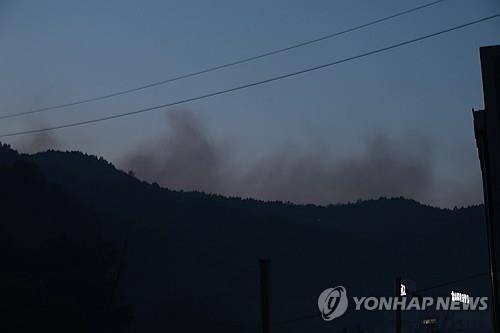 대구 함지산 산불 재발화…서변동 주민 대피령 (대구=연합뉴스) 박세진 기자 = 지난 29일 진화됐던 대구 북구 함지산 산불이 재발화한 뒤 확산하면서 30일 오후 서변동 주민에게 대피 안내문자가 발송된 가운데 서변동 경계 지점 능선에 연기가 피어오르고 있다. 2025.4.30 psjpsj@yna.co.kr