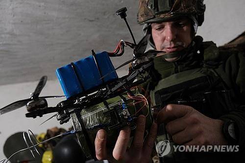 우크라이나군의 한 드론 엔지니어가 1인칭 시점 드론을 조작하고 있다. [EPA 연합뉴스 자료사진. 재판매 및 DB 금지]