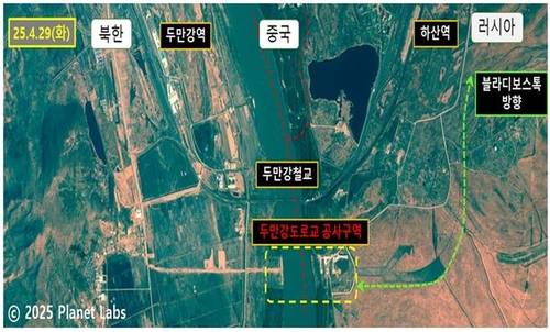 지난 29일 촬영된 두만강 자동차 다리(두만강도로교) 공사구역 위성 사진 [통일부 제공]