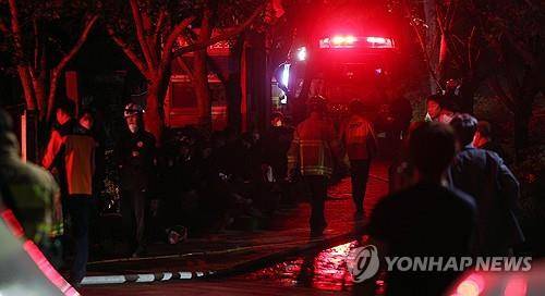 대구산불 밤샘진화 (대구＝연합뉴스) 김현태 기자 = 대구에서 발생한 대형 산불이 이틀 만에 진화됐다가 일부에서 재발화하며 확산하는 가운데 30일 오후 9시 30분께 대구 북구 구암동 일대 등산로 입구에서 밤샘 진화에 나선 진화 요원들이 잠시 휴식을 취하고 있다. 2025.4.30 mtkht@yna.co.kr