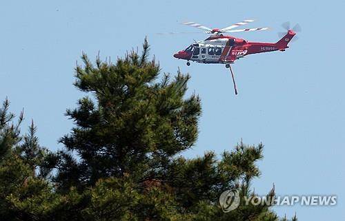 대구 산불 재발화 진화작업 (대구=연합뉴스) 김현태 기자 = 대구에서 발생한 대형 산불이 이틀 만에 진화됐다가 일부에서 재발화한 가운데 30일 대구 북구 산불 현장에서 소방헬기가 진화작업을 하고 있다. 2025.4.30 mtkht@yna.co.kr