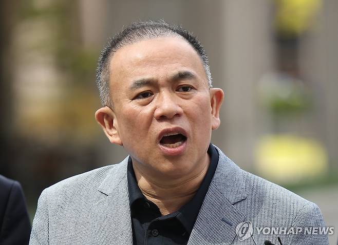 취재진 질문에 답하는 명태균 씨 (서울=연합뉴스) 김성민 기자 = '정치 브로커' 명태균 씨가 30일 윤석열 전 대통령 부부와 구(舊)여권 정치인 다수가 연루된 공천 개입·여론조사 의혹 관련 조사를 받기 위해 서초구 서울고등검찰청으로 향하며 취재진의 질문에 답변하고 있다. 2025.4.30 ksm7976@yna.co.kr