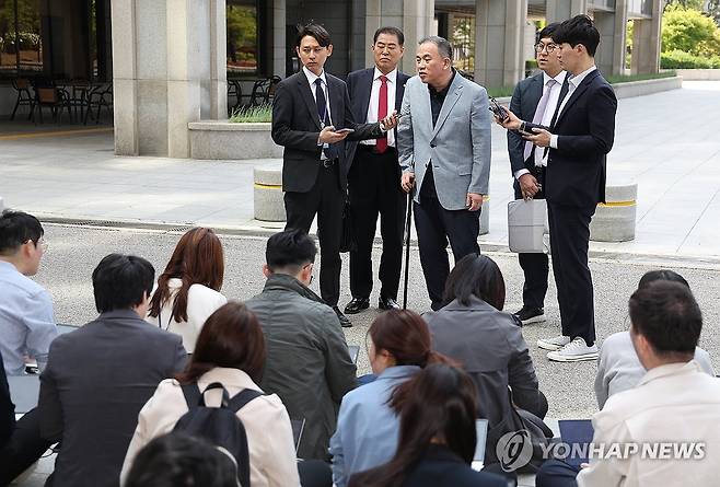 질문에 답하는 명태균 씨 (서울=연합뉴스) 김성민 기자 = '정치 브로커' 명태균 씨가 30일 윤석열 전 대통령 부부와 구(舊)여권 정치인 다수가 연루된 공천 개입·여론조사 의혹 관련 조사를 받기 위해 서초구 서울고등검찰청으로 향하며 취재진의 질문에 답변하고 있다. 2025.4.30 ksm7976@yna.co.kr