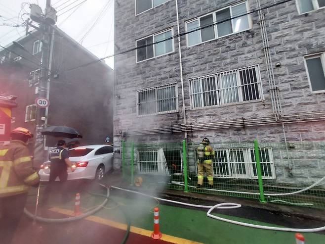 1일 오전 수원시 팔달구 고등동의 한 다세대주택에서 불이 나 소방과 경찰이 출동하고 있다. 사진=경기도소방재난본부