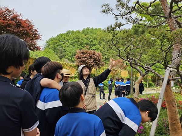 한 학생이 씨앗을 심으며 생태체험을 하고 있다.