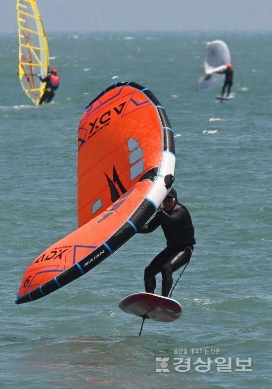 ▲ 30일 울산지역이 화창한 날씨를 보인 가운데 울산 울주군 서생면 진하해수욕장에서 윙포일과 윈드서핑 동호인들이 바다를 가르며 수면 위를 달리고 있다. 김동수기자 dskim@ksilbo.co.kr