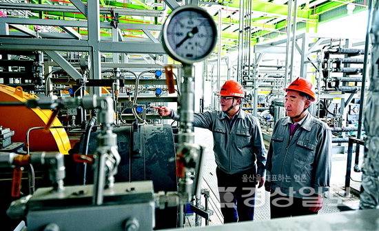 ▲ 울산 남구 부곡동 카프로 울산공장에 들어선 국내 최대 규모의 수소출하센터에서 박성명 대표이사(오른쪽)와 최청정 생산본부장이 설비를 점검하고 있다. 김동수기자 dskim@ksilbo.co.kr