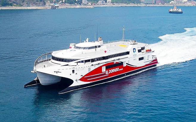 포항~울릉도를 2시50분에 주파하는 엘도라도 익스프레스호./자료사진