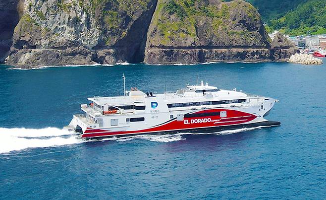 울릉도 근해를 운항하는 엘도라도익스프레스호./대저페리