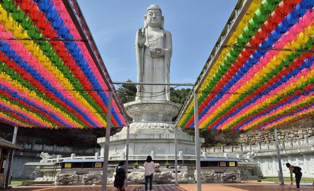 불교 신도들이 대구 팔공산 통일약사여래대불 앞에서 절을 드리고 있다. 남태우 기자