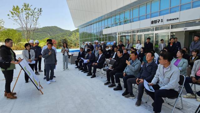 양산시가 지난달 30일 준공을 앞두고 있는 웅상센트럴파크에서 현장 행정을 진행하고 있다. 김태권 기자