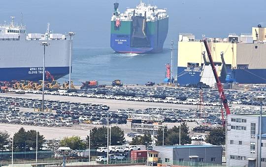 지난달 29일 경기 평택항 자동차 전용부두에 선적을 기다리는 수출용 차량이 세워져 있다. 사진=뉴시스