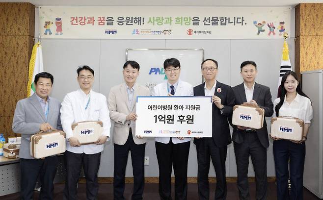 부산대어린이병원에서 진행된 후원금 전달식에서(왼쪽 세 번째부터) 이광호 HMM 커뮤니케이션실장, 정재민 부산대어린이병원장, 김희권 세이브더칠드런 ESG사업부문장이 기념촬영을 하고 있다.(사진=HMM)