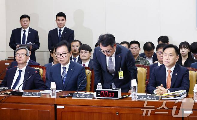 유영상 SKT 대표이사가 30일 오전 서울 여의도 국회 과학기술정보방송통신위원회에서 열린 YTN 등 방송·통신 분야 청문회에 출석해 인사하고 있다. 사진=뉴스1