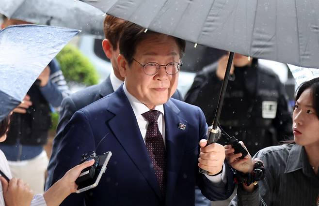 이재명 제21대 대통령 선거 더불어민주당 후보가 22일 서울 서초구 서울 서초구 서울중앙지법에서 열린 대장동 배임 및 성남FC 뇌물 의혹 사건 75차 공판에 출석하고 있다. (사진 = 뉴시스)