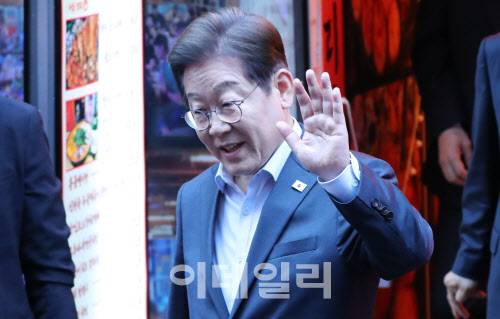 이재명 더불어민주당 대통령 후보가 1일 오후 서울 종로구 역전포장마차 종로종각점에서 열린 ‘민생시리즈2’ 비전형 노동자 간담회를 마친 뒤 다음 일정을 위해 떠나고 있다. (사진=노진환 기자)