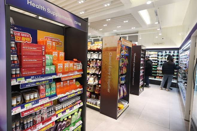 서울 중구 명동 편의점에서 방문객들이 건강기능식품을 살펴보고 있다. (사진=연합뉴스)
