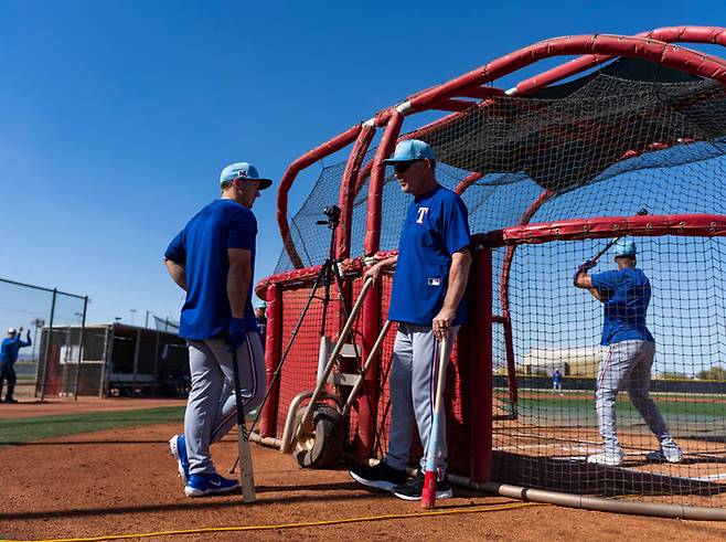 (랭포드(왼쪽)가 스프링캠프 기간 때 브루스 보치 텍사스 감독과 대화를 하고 있다)