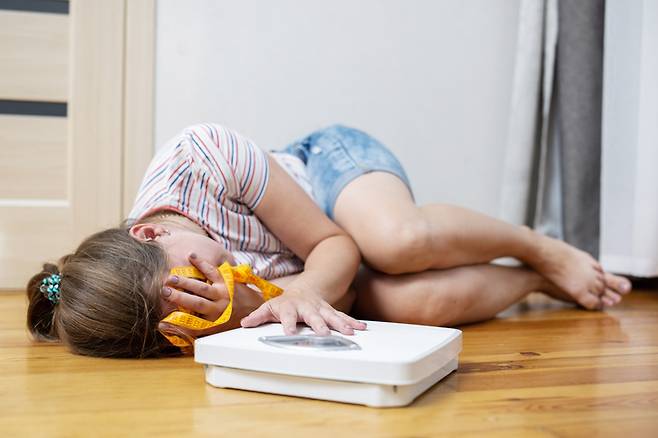 폭식증과 거식증은 체중 증가, 비만에 대한 지나친 걱정에서 비롯된다. 음식을 아예 먹지 않거나, 음식을 허겁지겁 많이 먹은 뒤 토하는 등 이상한 행동을 반복한다.[사진=게티이미지뱅크]